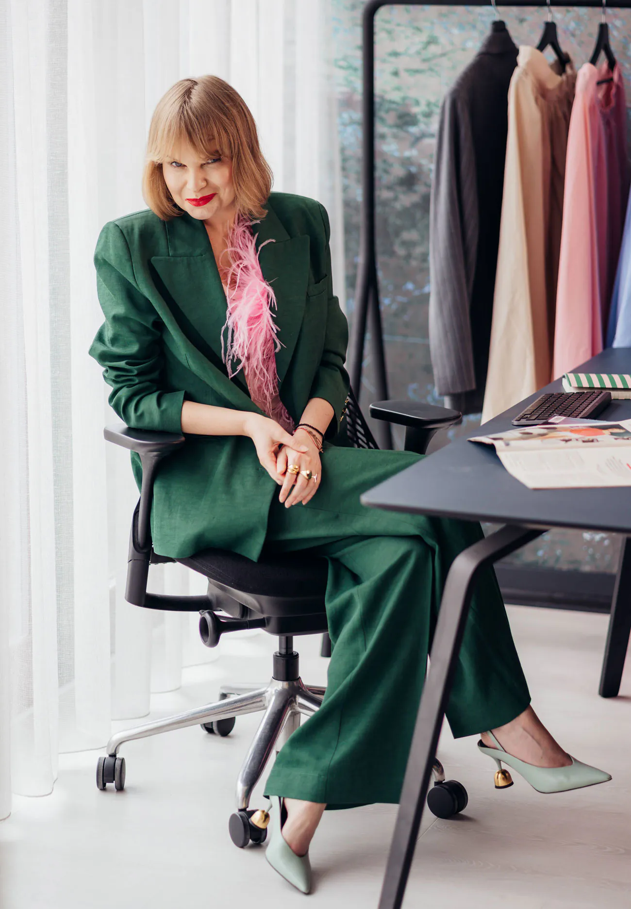 Monika Jurczyk przy biurku w pracowni stylistki