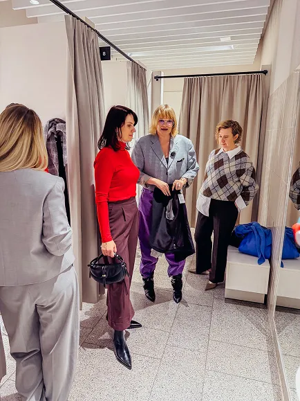 Monika Jurczyk z klientkami w przymierzalni sklepu odzieżowego